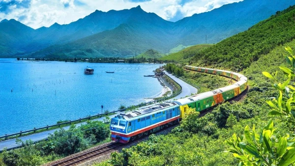 Đoàn tàu giữa không gian hùng vĩ, nên thơ của "thiên hạ đệ nhất hùng quan" Hải Vân. (Ảnh Trần Ngọc Tiến, Xí nghiệp Đầu máy Sài Gòn) 