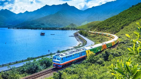 Đoàn tàu giữa không gian hùng vĩ, nên thơ của "thiên hạ đệ nhất hùng quan" Hải Vân. (Ảnh Trần Ngọc Tiến, Xí nghiệp Đầu máy Sài Gòn) 