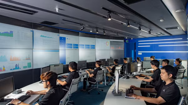 Những máy chủ vận hành liên tục, ở phía sau là thông tin của hàng triệu con người luôn cần được bảo vệ. Ảnh: CMC Data Center