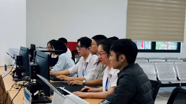 Bảo hiểm xã hội cơ sở Cầu Giấy (Hà Nội) phối hợp hỗ trợ tư vấn, thao tác nghiệp vụ tại Trung tâm phục vụ hành chính công. (Ảnh MAI HOA)