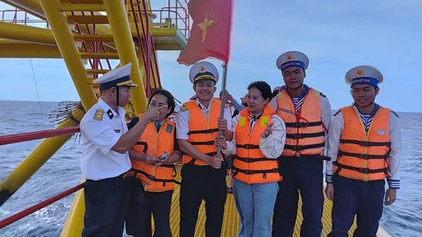 Chiến sĩ Nhà giàn DK1/11 đón đại biểu lên thăm và làm việc.