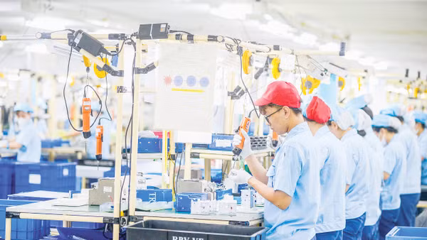 Công nhân trong ca sản xuất tại Công ty TNHH Rhythm. Ảnh trong bài | THÀNH ĐẠT