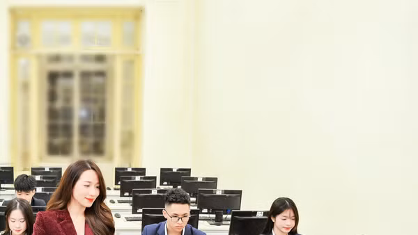 Trong kỷ nguyên AI, vị thế của nhà giáo không hề bị lu mờ mà ngược lại, càng được nâng cao ở khía cạnh định hướng giá trị. Trong ảnh: Giờ học tại Phòng Tin học, Trường THPT Trần Phú-Hoàn Kiếm (Hà Nội). Ảnh Thế Đại