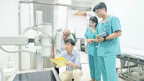 Cán bộ Sở Khoa học và Công nghệ thành phố Hải Phòng kiểm tra an toàn bức xạ tại các đơn vị trên địa bàn. Ảnh | THANH HÀ