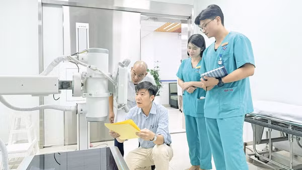 Cán bộ Sở Khoa học và Công nghệ thành phố Hải Phòng kiểm tra an toàn bức xạ tại các đơn vị trên địa bàn. Ảnh | THANH HÀ