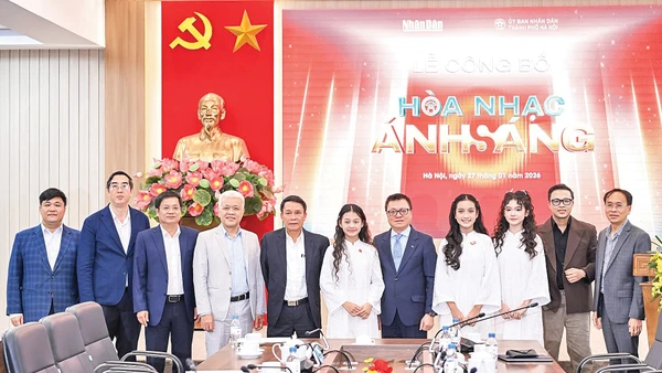 Đồng chí Lê Quốc Minh cùng các đại biểu và ca sĩ tuổi học trò tại Lễ công bố chương trình Hòa nhạc. (Ảnh Thành Đạt)