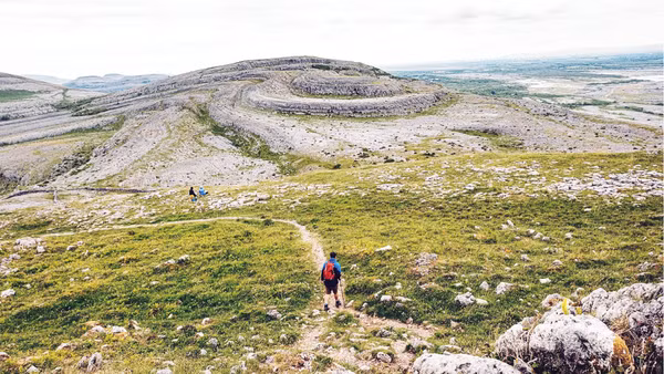 Đi bộ đường dài qua những cảnh quan đá vôi là hoạt động nổi tiếng nhất ở Burren.