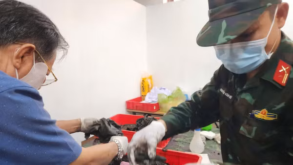 Việc thu nhận mẫu ADN vừa góp phần hoàn thiện cơ sở dữ liệu quốc gia, vừa mở ra cơ hội xác định danh tính cho nhiều liệt sĩ còn thiếu thông tin, giúp các anh trở về với quê hương và người thân sau nhiều năm mong đợi - Ảnh: VGP/LA 