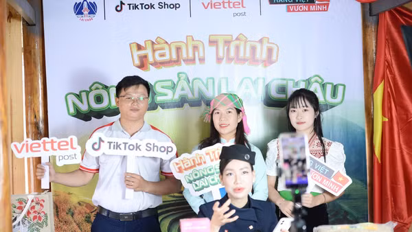 Người dân vùng cao Lai Châu được Viettel Post hướng dẫn tham gia livestream bán hàng trên nền tảng thương mại điện tử.