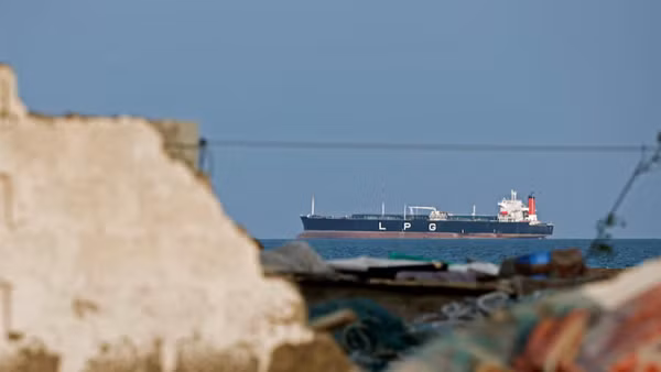 Tình hình căng thẳng tại eo biển Hormuz đang tác động toàn diện tới các vấn đề quan trọng toàn cầu.