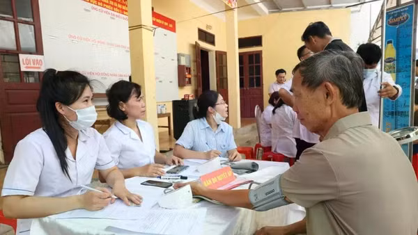 Khám tư vấn huyết áp cho người dân xã Phú Long. Nguồn: Báo Ninh Bình