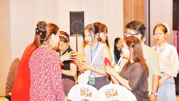 Nhà thiết kế và nghệ nhân làng nghề cùng trao đổi, tìm hiểu để tạo nên những thiết kế mới.