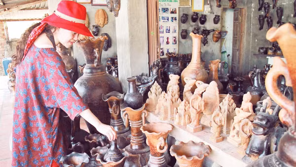 Du khách chọn mua sản phẩm tại làng gốm Bàu Trúc (Khánh Hòa). Ảnh: minh lê