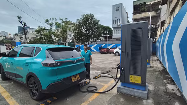 Việc quy hoạch, bố trí trạm sạc hợp lý, bài bản sẽ góp phần khuyến khích người dân, doanh nghiệp chuyển đổi phương tiện. (Ảnh VĂN HỌC)