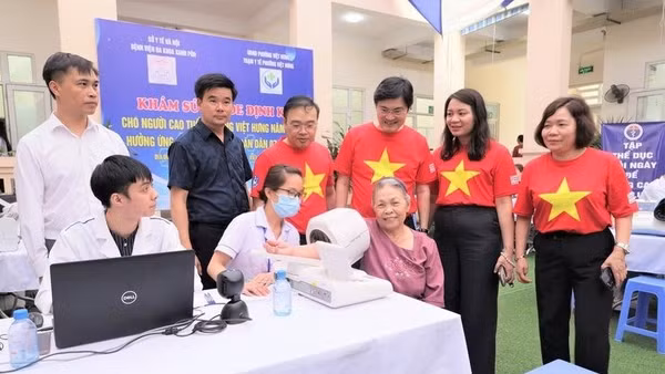 Người cao tuổi phường Việt Hưng được các y, bác sĩ thăm khám sức khỏe trong Ngày Sức khỏe toàn dân do thành phố Hà Nội tổ chức gần đây. Nguồn: Cổng Thông tin điện tử thành phố Hà Nội
