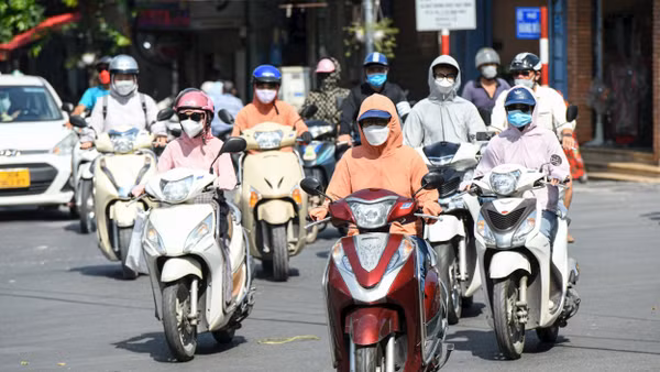 Người dân cần hạn chế hoạt động ngoài trời trong khung giờ nắng đỉnh điểm từ 11 giờ -15 giờ. Ảnh: Thành Đạt