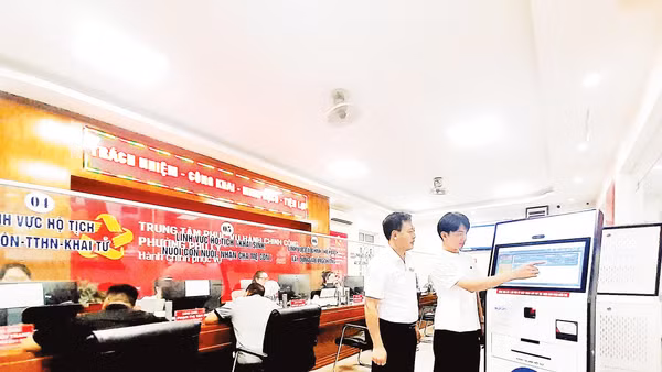 Cán bộ Trung tâm Phục vụ hành chính công phường Phủ Lý (tỉnh Ninh Bình) thường xuyên phải làm việc quá giờ để phục vụ người dân. Ảnh: Linh Cầm