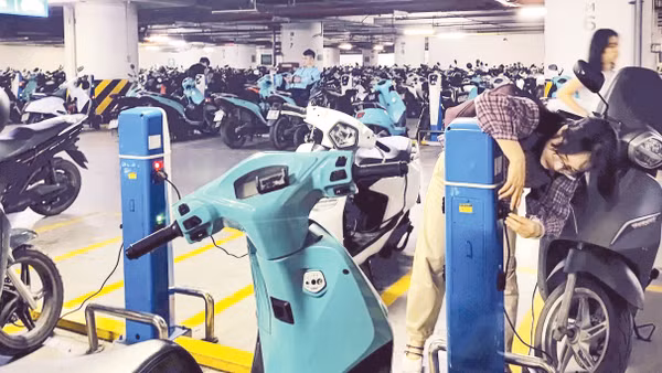 Chung cư 304 Kim Mã (Hà Nội), một nơi hiếm hoi bố trí trạm sạc tại các tầng hầm. (Ảnh VĂN HỌC)