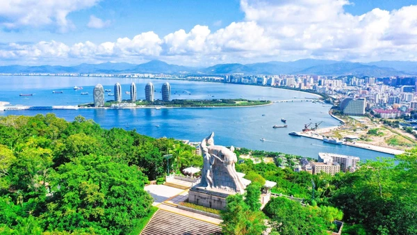 Toàn cảnh vịnh Tam Á, nhìn từ Công viên Lộc Hồi Đầu. (Nguồn ảnh Fly China)