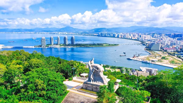 Toàn cảnh vịnh Tam Á, nhìn từ Công viên Lộc Hồi Đầu. (Nguồn ảnh Fly China)