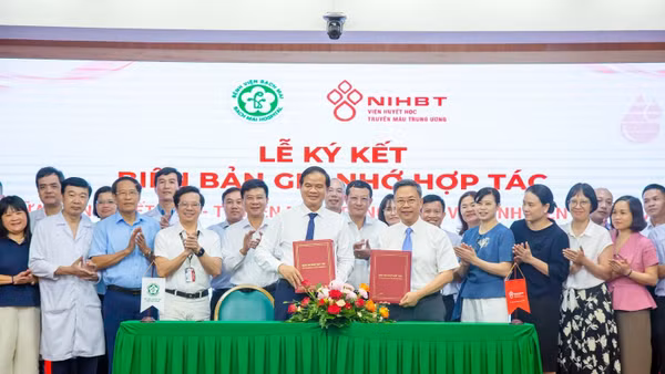Lễ ký kết hợp tác giữa Viện Huyết học - Truyền máu Trung ương và Bệnh viện Bạch Mai. Ảnh: GIA THẮNG
