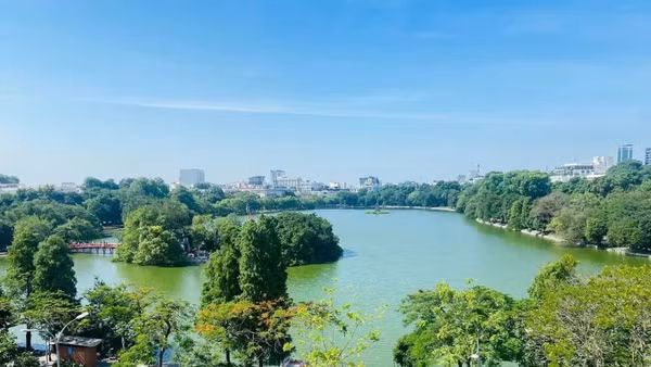 UBND thành phố Hà Nội đề xuất thí điểm vùng phát thải thấp quanh Hồ Gươm và phố cổ từ 1/7/2026, không cấm xe máy chạy xăng ở vùng lõi Hoàn Kiếm như phương án trước đây.