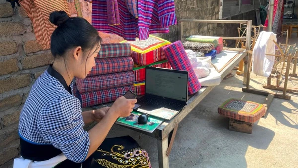 Việc thành thạo các kỹ năng sử dụng công nghệ số giúp chị Hà Thị Thảo điều hành Hợp tác xã dệt bông tốt hơn.