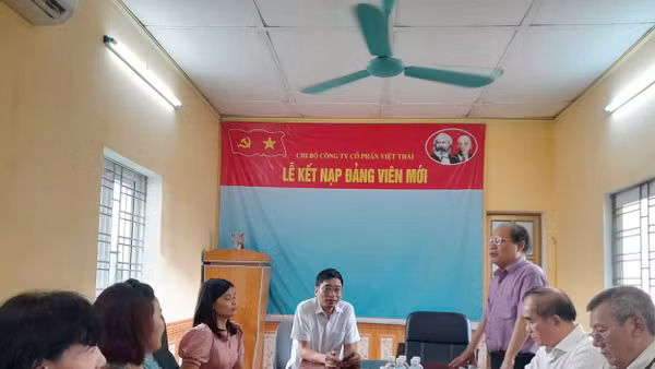 Lãnh đạo Hiệp hội Tấm lợp Việt Nam trao đổi với Công ty cổ phần Việt Thái về hoạt động thiện nguyện và sản xuất. 
