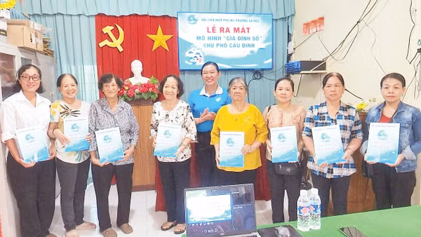 Hội Liên hiệp Phụ nữ phường Sa Đéc trao quyết định thành lập mô hình “Gia đình số” cho các hộ dân khu phố Cầu Đình. Ảnh: Văn Đấu
