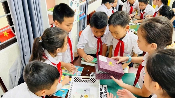 Tiết học Luyện từ và câu bài “Mở rộng vốn từ: Dũng cảm” thông qua hoạt động Khám phá “Chiếc hộp bí mật” của học sinh lớp 4 Trường tiểu học Lý Thường Kiệt, thành phố Huế.