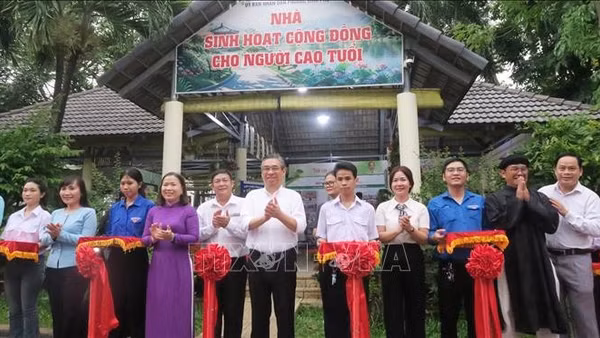 Lãnh đạo Thành ủy Thành phố Hồ Chí Minh và phường Bình Phú cắt băng khánh thành Nhà sinh hoạt cộng đồng cho người cao tuổi. 