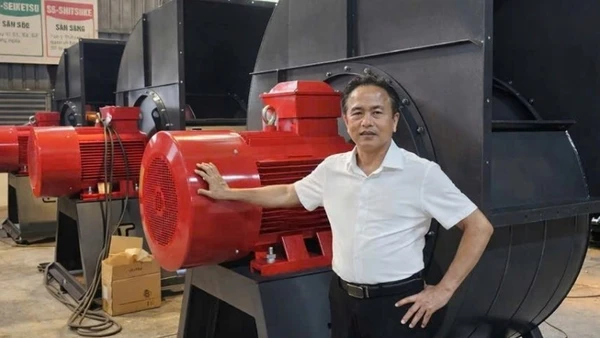 Doanh nhân Trần Văn Lê và sản phẩm quạt công nghiệp.