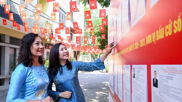 Điểm niêm yết danh sách cử tri Khu vực bầu cử số 7, Tổ bầu cử số 3, phường Ba Đình, TP Hà Nội. (Ảnh: Thành Đạt)