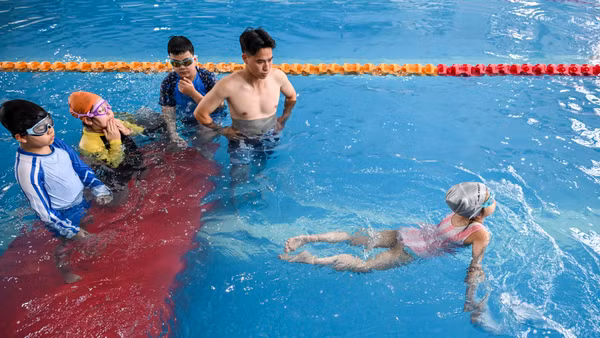 Nhằm tạo sân chơi bổ ích, lành mạnh và góp phần nâng cao kỹ năng phòng, chống đuối nước cho trẻ em, các lớp dạy bơi hè tại Hà Nội được tổ chức với nhiều nội dung thiết thực, thu hút đông đảo học sinh tham gia.