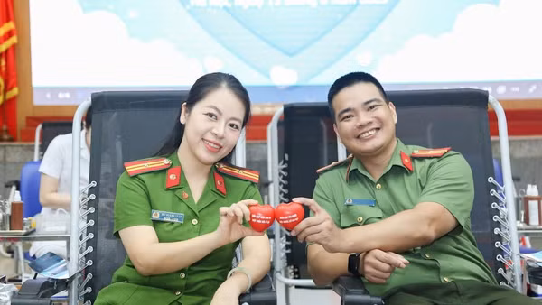 Chị Ly và anh Nguyên là những tấm gương tiêu biểu trong phong trào hiến máu tình nguyện. Ảnh: Nhân vật cung cấp, thời điểm chị Ly chưa được thăng quân hàm Trung tá