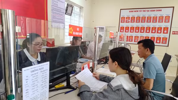 Cần xem xét chuyển hóa một phần tăng trưởng kinh tế thành thu nhập cho người lao động trong khu vực công. (Ảnh VĂN HỌC)