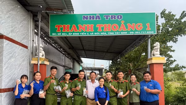 Công an xã Đức Hòa phối hợp Đoàn xã trao tặng móc khóa tuyên truyền cho người dân. Ảnh: Bé Ngân
