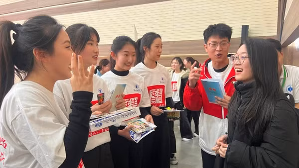 Sinh viên Đại học Sư phạm Hà Bắc trao đổi quà lưu niệm với sinh viên Việt Nam.