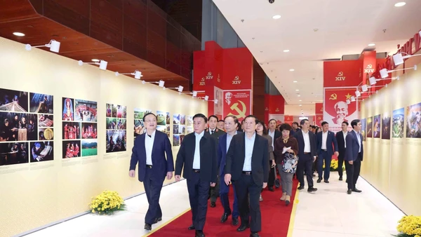 Thường trực Ban Bí thư Trần Cẩm Tú chủ trì sơ duyệt công tác tổ chức phục vụ Đại hội XIV của Đảng. (Ảnh TTXVN)