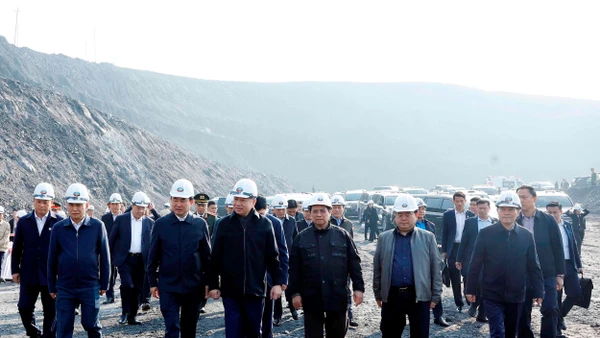 Nói chuyện với công nhân ngành than, Tổng Bí thư Tô Lâm chia sẻ, sau Đại hội XIV, việc Đoàn công tác Trung ương đến với anh chị em công nhân mỏ than Quảng Ninh không phải là một hoạt động mang tính nghi lễ, mà xuất phát từ bản chất, cội nguồn và phương pháp lãnh đạo của Đảng. (Ảnh: Thống Nhất - TTXVN)