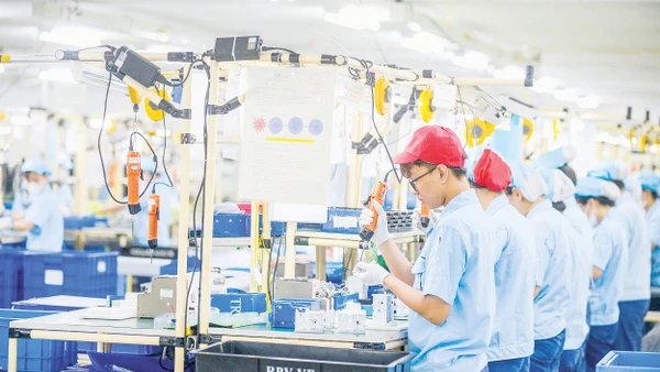 Công nhân trong ca sản xuất tại Công ty TNHH Rhythm. Ảnh trong bài | THÀNH ĐẠT