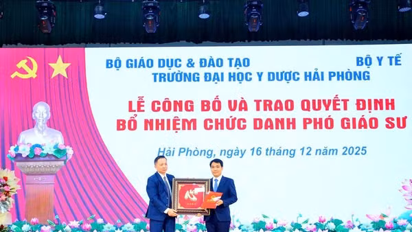 Bác sĩ Đinh Dương Tùng Anh nhận quyết định bổ nhiệm chức danh Phó Giáo sư.