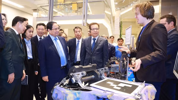 Thủ tướng Phạm Minh Chính xem sản phẩm nghiên cứu của sinh viên Đại học Nghiên cứu Công nghệ Quốc gia MISIS. Ảnh: TTXVN