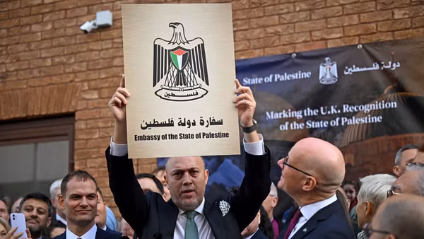 Đại sứ Palestine tại Anh Husam Zomlot trong “thời khắc lịch sử”.