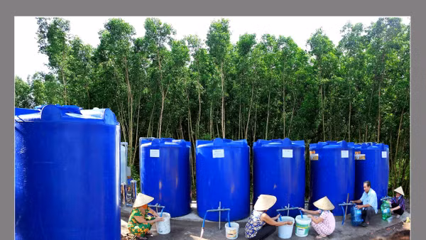 Nước ngọt về miền quê. (Ảnh Nghệ sĩ Nhiếp ảnh Nguyễn Thanh Dũng)