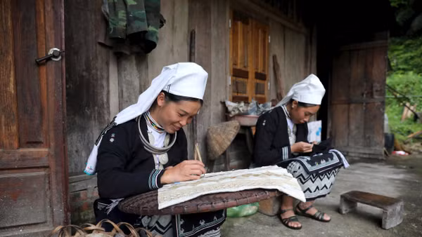 Phụ nữ Dao Tiền phải dành rất nhiều thời gian và sự nhẫn nại để hoàn thành một bộ trang phục truyền thống. Ảnh: Anh Quân
