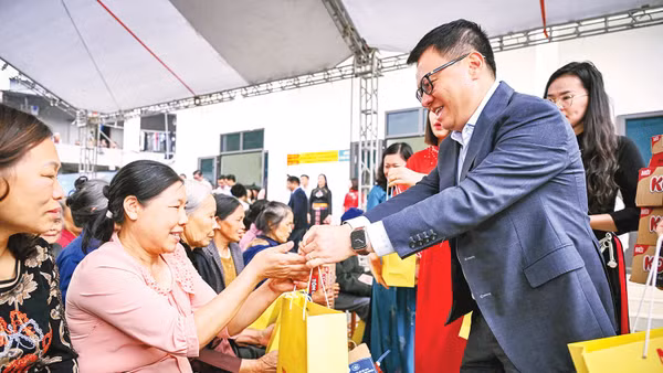 Đồng chí Lê Quốc Minh trao quà cho gia đình chính sách, người nghèo tại xã Kim Phượng (Thái Nguyên).