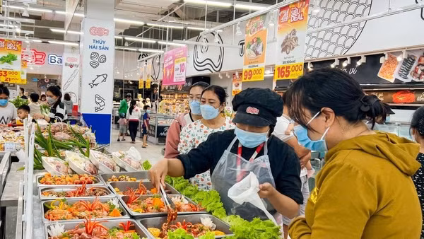 Nhờ tiết giảm được chi phí logistics, kho bãi và chủ động nguồn cung, nhiều mặt hàng thuộc nhóm hàng lương thực, thực phẩm, tiêu dùng tại các siêu thị đang áp dụng mức giảm giá khá sâu.