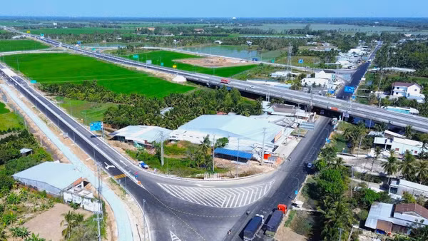 Ngân sách nhà nước sẽ đóng vai trò “vốn mồi”, tập trung đầu tư vào các lĩnh vực có tính lan tỏa cao, tạo điều kiện để khu vực tư nhân tham gia đầu tư. (Trong ảnh: Đường dẫn nút giao IC5 vào cao tốc Cần Thơ-Cà Mau).
