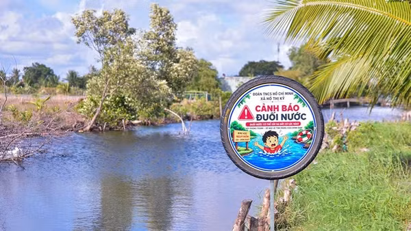 Tấm biển cảnh báo nguy cơ đuối nước làm từ lốp xe ở xã Hồ Thị Kỷ. Ảnh: Trịnh Hải